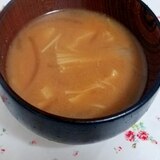 簡単♪エノキ油揚げ玉ねぎのほっこりお味噌汁